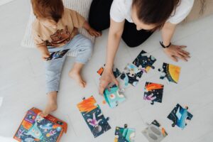 Sinais de atraso no desenvolvimento infantil e acompanhamento especializado.